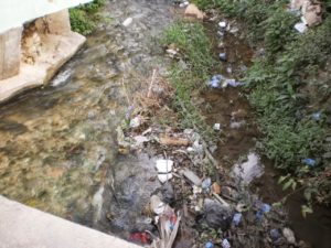 Barahona.- Un agrimensor denunció que el alcalde Mictor Fernández se comprometió con el barrio Baitoita que si resultaba electo, como sucedió, limpiaría el rio Birán en los primeros cien días de su gestión, pero que no han visto ninguna acción en esa dirección por parte del alcalde de Barahona.   José Francisco Ferreras (Gustavo), dijo que Fernández en medio de la campaña pasada, pidió el voto de los moradores del sector con el compromiso de si era electo, cambiaría la cara de ese lugar, con la limpieza del rio Birán, pero la promesa se ha quedado en el olvido del alcalde.   “El síndico Mictor Fernández, se comprometió con los moradores del barrio, que si votaban por él y ganaba en las pasadas elecciones municipales, en los primeros 100 día de su gestión, limpiaría el rio Birán y ni siquiera ha pasado por el barrio después que ganó”, agrega Ferreras en una nota enviada a la Cadena de Radio de Diario Noticias.   Demandó del acalde Mictor Fernández, darse una vuelta por el barrio y disponer la limpieza del rio Birán en la zona de Baitoita como prometió en la campaña.