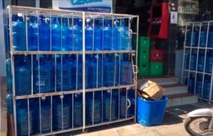 Aumentan 5 pesos al agua de botellón en Barahona