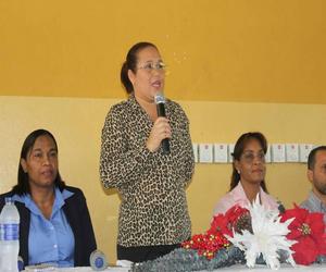 Directora del Distrito Educativo 01-04 de la Regional 01 de Educación, de falsificar certificaciones.