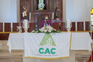 Padre Aníbal Montero ora por bendición del CAC.