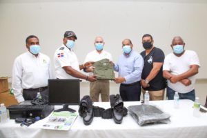 Pie de foto: Julio Fernández del CAC, entrega a alcalde de Tamayo y al intendente general del Cuerpo de Bomberos.