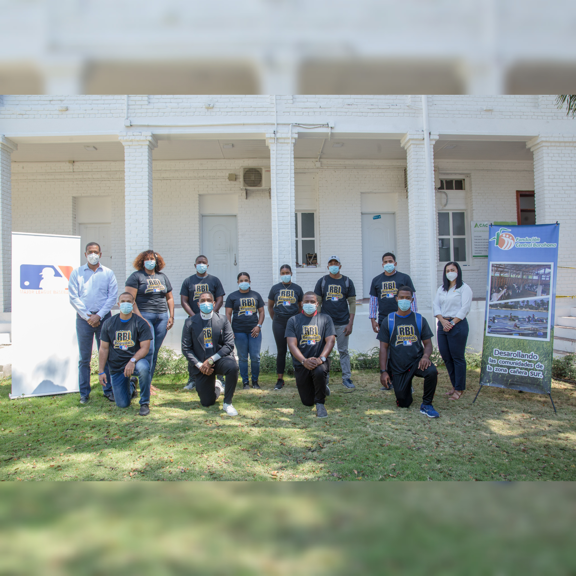 Grupo de exjugadores que participaron en el lanzamiento.