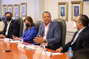 El director de Pro Consumidor, Eddy Alcántara, junto al presidente de AIRD, Celso Marranzini (izquierda); Circe Almánzar y César Dargam, en el marco de la reunión.