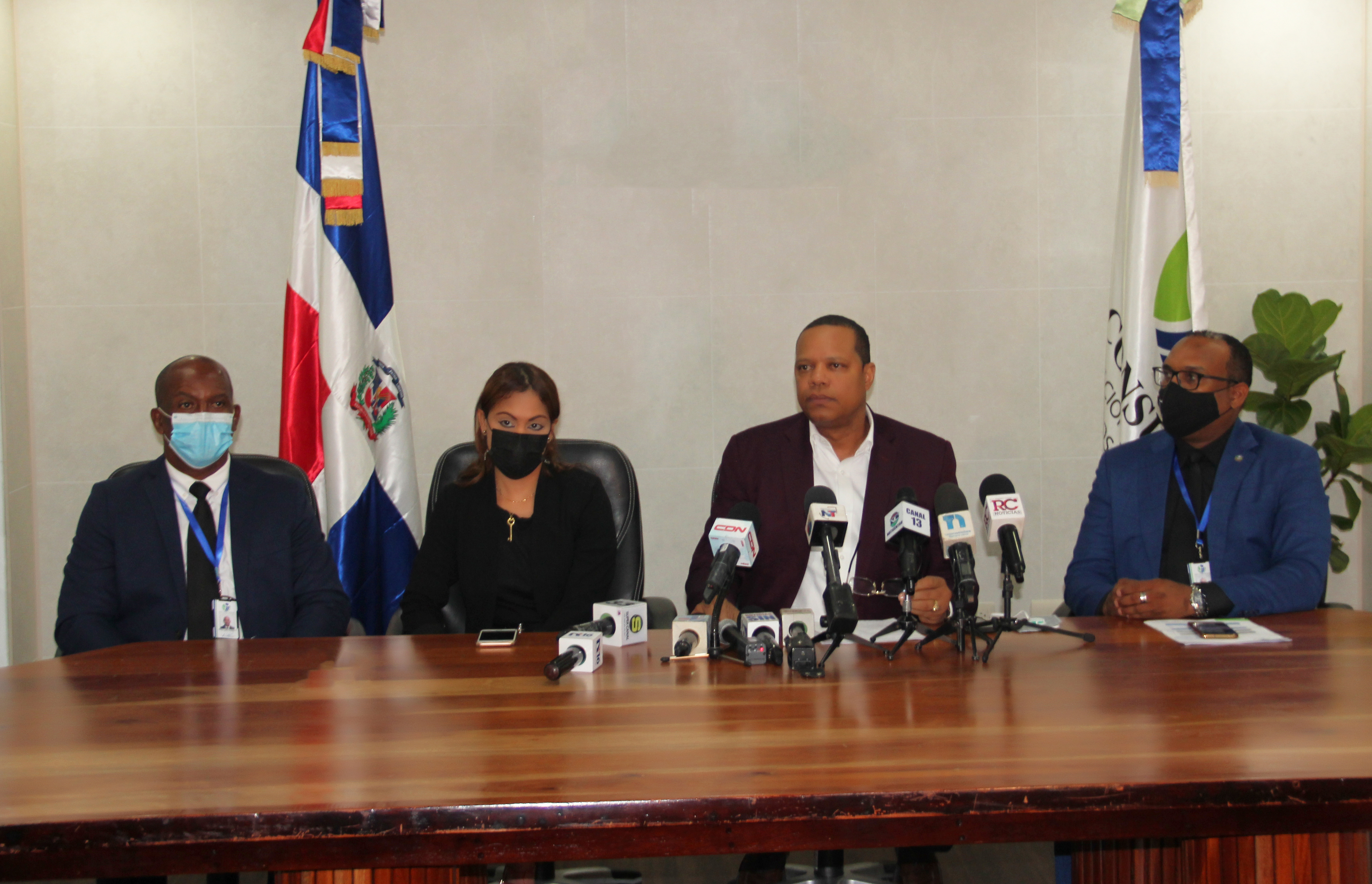 (FOTO) El director ejecutivo de Pro Consumidor, Eddy Alcántara, habla en la conferencia de prensa celebrada este lunes.