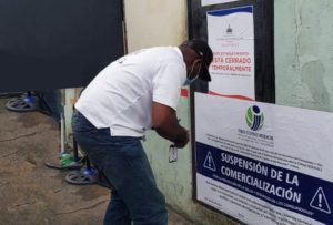 Inspectores de Pro Consumidor cierran Cafetería La Morena, de San Francisco de Macorís.