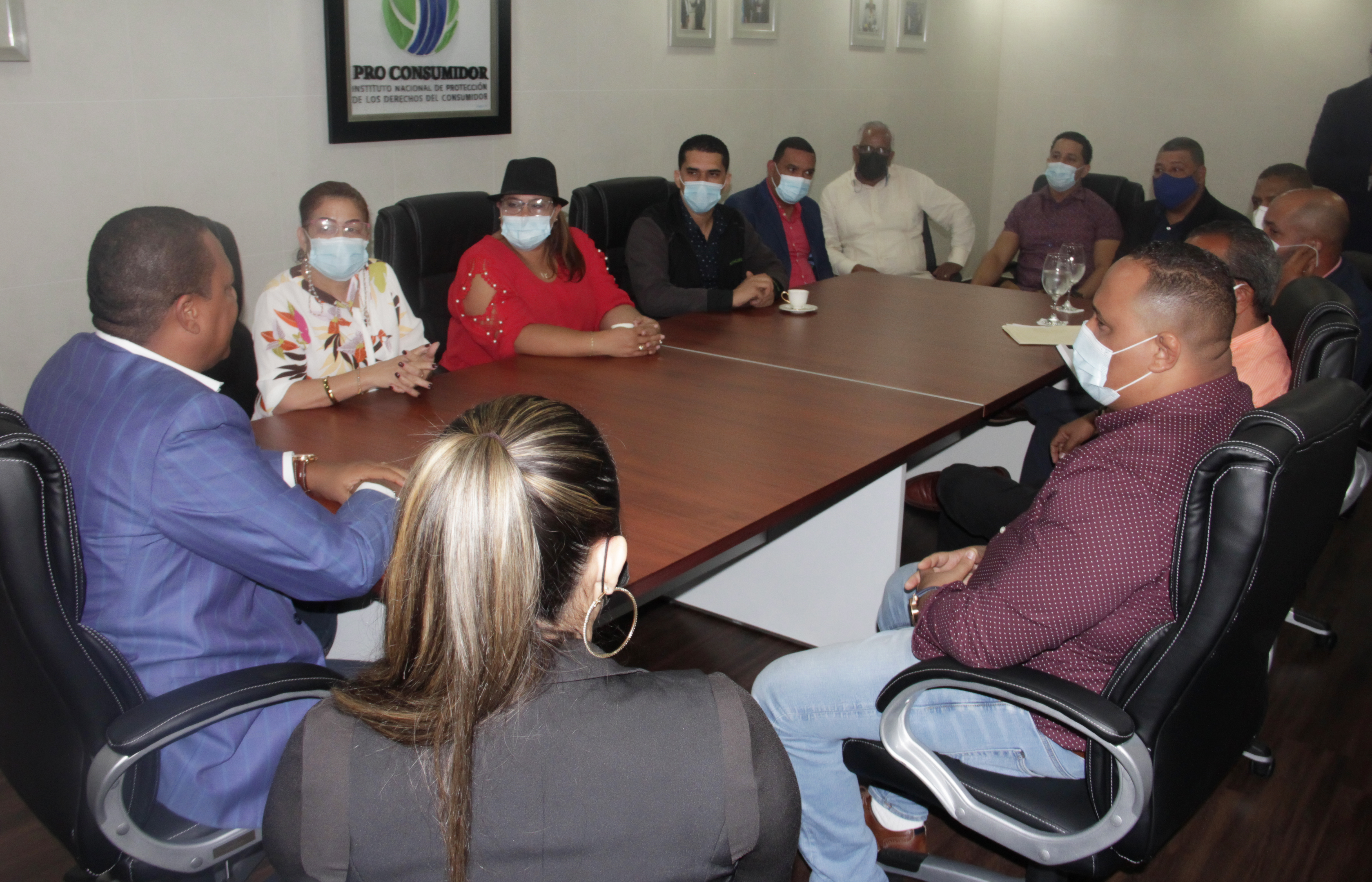 (FOTO) El director ejecutivo de Pro Consumidor, Eddy Alcántara, en la reunión que sostuvo con los comerciantes de medicina de la provincia Espaillat