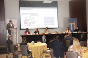 (FOTO) El director ejecutivo de Pro Consumidor, Eddy Alcántara, habla en la conferencia “La Protección de los Derechos del Consumidor en la Era Digital”.