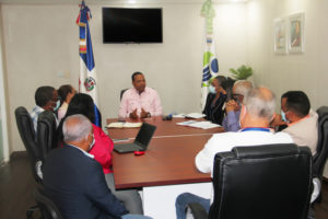 (FOTO) El director ejecutivo de Pro Consumidor, Eddy Alcántara, se reúne con directivos de la Asociación Dominicana de Suplidores de Medicamentos y Afines.
