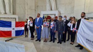 (FOTO) El director ejecutivo de Pro Consumidor, Eddy Alcántara, habla en el acto de la ofrenda floral en el Altar de la Patria, junto de servidores de la institución.