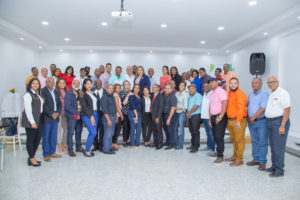 Vista del grupo de participantes junto a la comunicadora Jatnna Tavárez