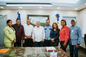 Cesar Cedeño junto al alcalde de SPM y la comision de Regidores que le acompañó