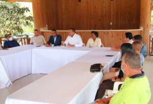 (FOTO) El doctor Eddy Alcántara en una reunión con miembros de la Comisión Política del Partido Reformista Social Cristiano (PRSC).