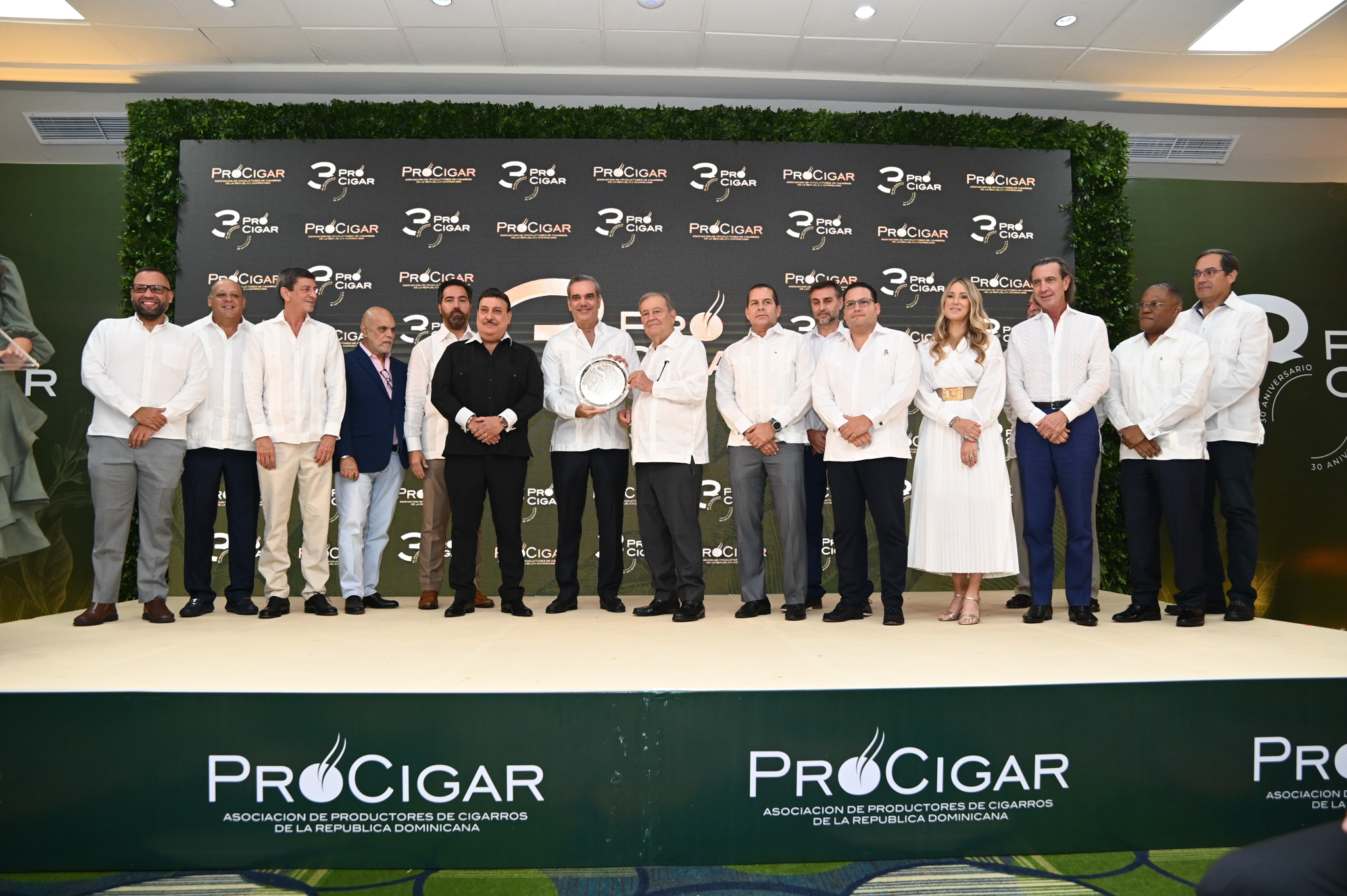 El presidente Luis Abinader recibe reconocimiento por la Asociación de Producotores de Cigarros Procigar
