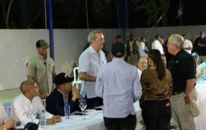 ABINADER-RECIBE-PROYECTO-UNO-696x439 (1)