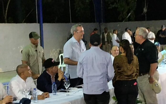 ABINADER-RECIBE-PROYECTO-UNO-696x439 (1)