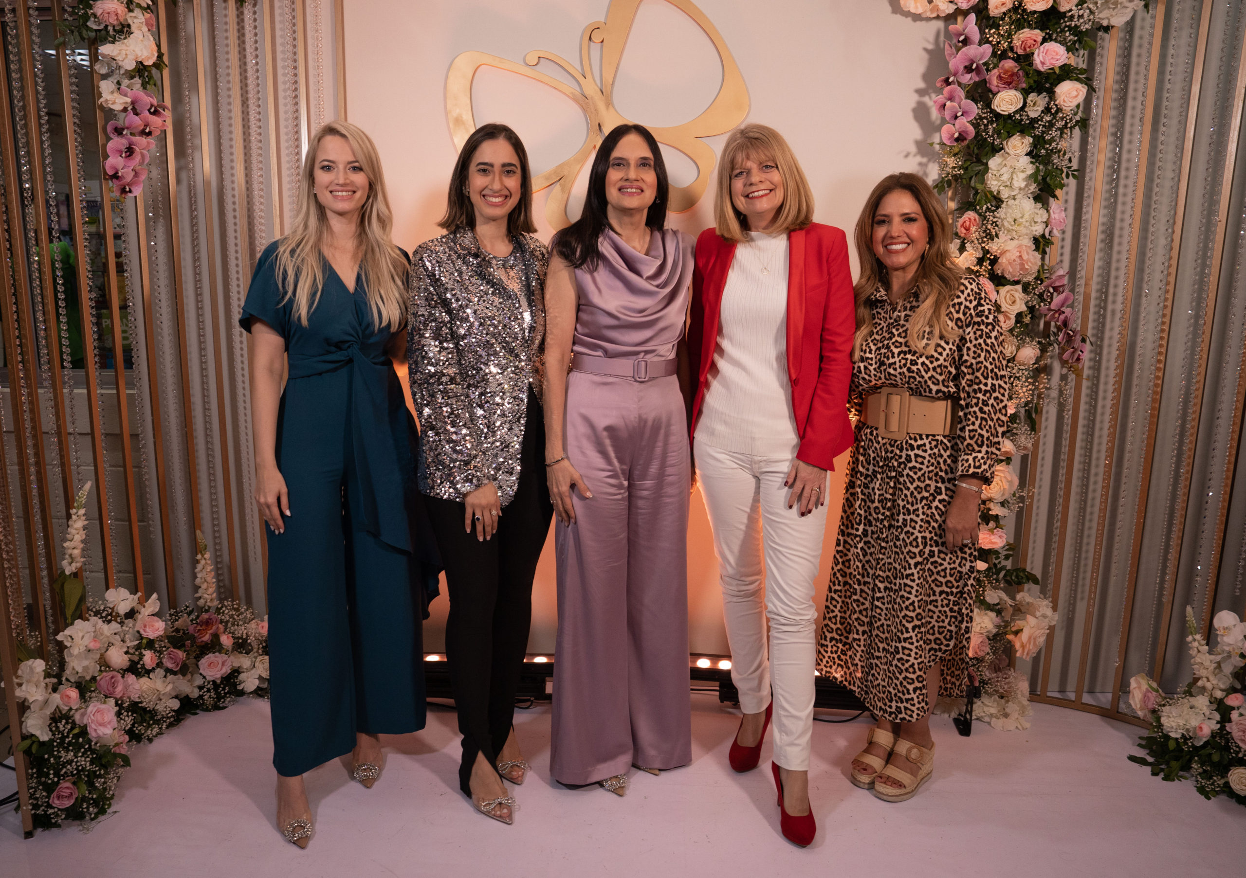 Foto 1 PRINCIPAL Mariana, Ana y Montserrat Bogaert, Jo Naughton y Sofía Bocache