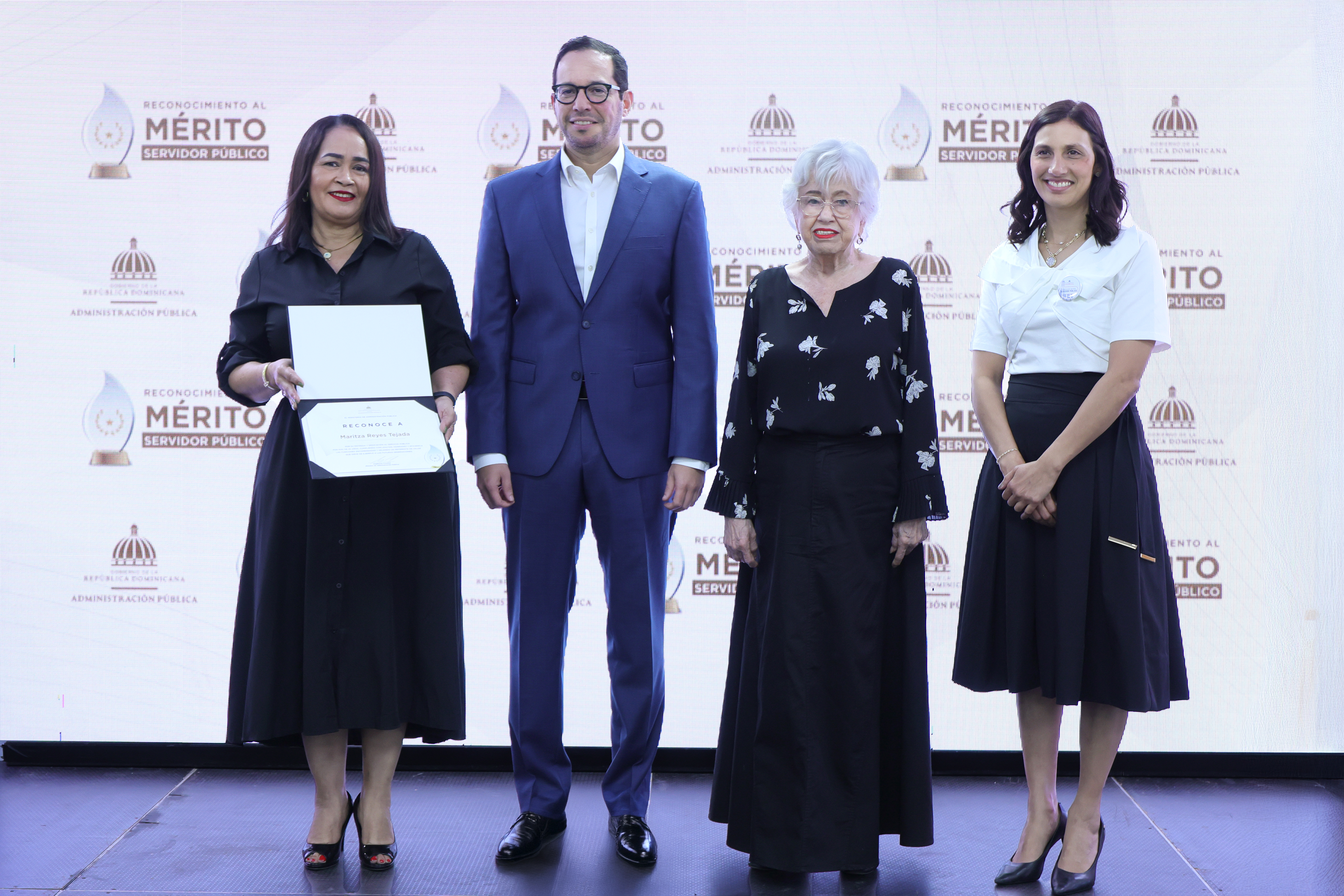 Maritza Reyes Tejada, Sigmund Freund, Milagros Ortíz Bosch, y Grey Peña.
