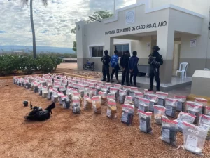DNCD incauta 543 paquetes de drogas y detiene tres hombres en Peder