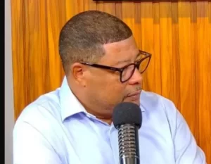 Médico arremete contra "Moningo" por presunta apropiación de Play en Villa Central