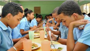 Proveedores de Alimentos Escolares Califican Proyecto de Ley de INABIE como "Perturbador" y de "Poco Tino"