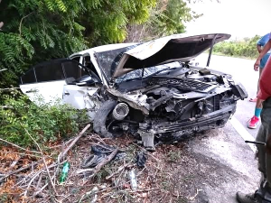 Conductor Extranjero Sale Ileso Tras Impactar Contra Puente en Carretera Neyba-Colonia de Mella