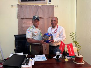 En la foto, el Teniente Coronel Lic. Miguel Antonio Guzmán Pérez, hace entrega de un casco protector al director de prensa de Empresas Radiofónicas, licenciado Leopoldo Corniel Amador.