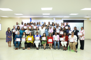 Foto-de-las-y-los-participantes-con-sus-certificados-junto-a-los-viceministros.webp