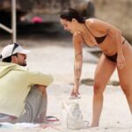 Bad Bunny y Gabriela Berlingeri son vistos juntos en una playa de Sídney Australia