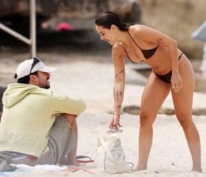 Bad Bunny y Gabriela Berlingeri son vistos juntos en una playa de Sídney Australia