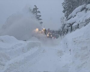 Condiciones climáticas impiden rescate de esquiadores fallecidos en avalancha en California