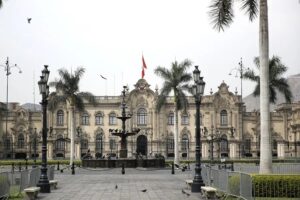 Cuatro congresistas buscan la Presidencia interina de Perú tras la censura a José Jerí