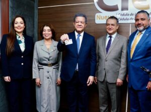 Leonel Fernández muestra su nueva cédula y afirma: “es la prueba de que el sistema funciona”