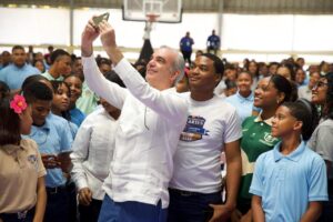 Presidente Abinader insta a jóvenes a estudiar carreras relacionadas con las ciencias y los idiomas que tienen una alta demanda nacional