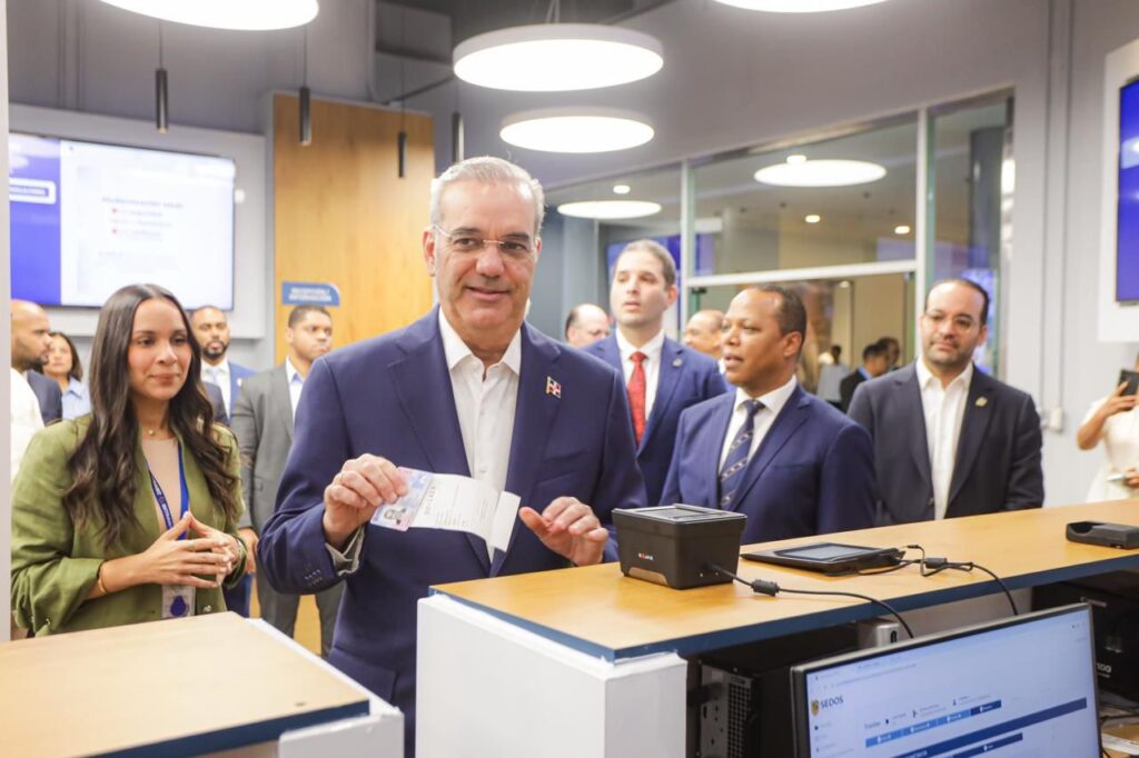 Presidente Luis Abinader recibe la primera nueva Licencia de Conducir