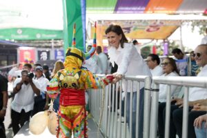 Raquel Peña participa en la segunda salida del Carnaval de Santiago 2026.