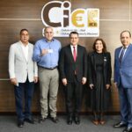 Senador Alexis Victoria Yeb recibe la nueva cédula de identidad y electoral