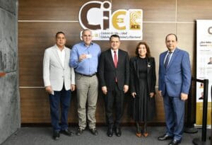 Senador Alexis Victoria Yeb recibe la nueva cédula de identidad y electoral