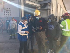 Sistema 911 coordina respuesta ante incendio en fábrica de plástico en Bajos de Haina
