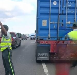 Trágico accidente en Monseñor Nouel deja dos muertos tras choque con minibús