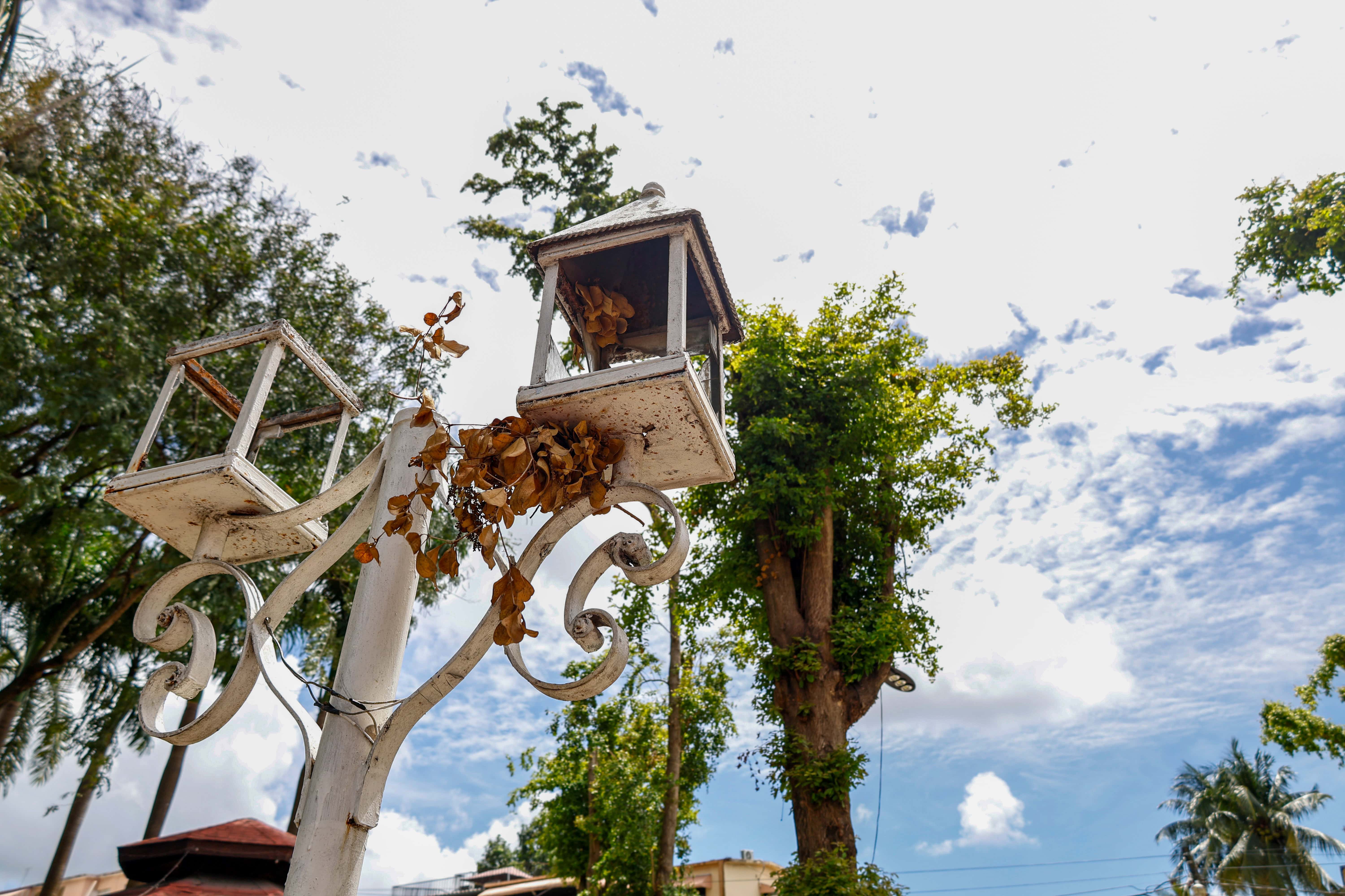 Las lámparas fueron rotas en su totalidad.