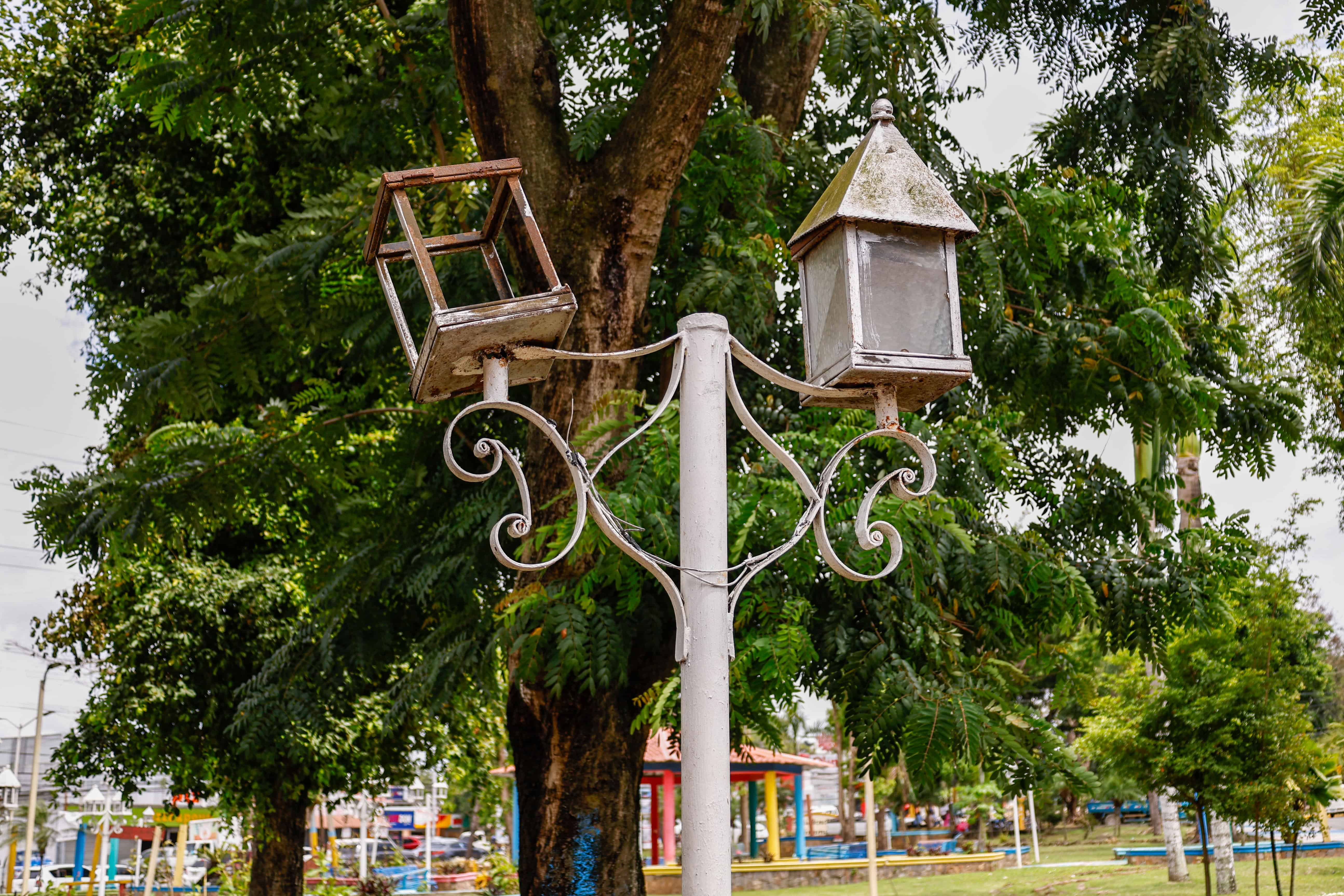 El parque es oscuro en la noche y no hay seguridad.