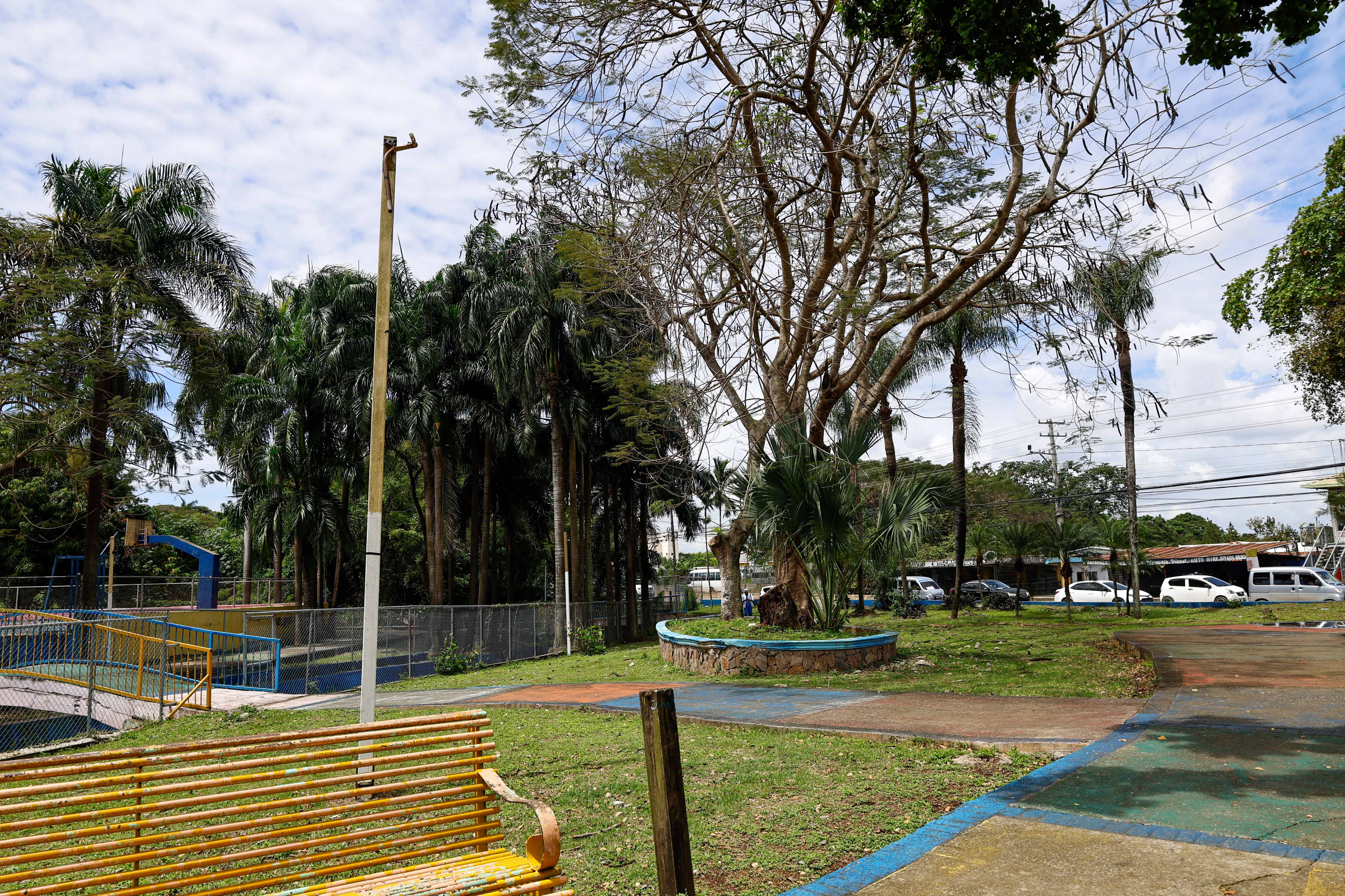 Solo quedan los postes donde estaban las lámparas.
