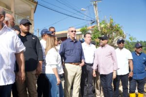 Presidente Abinader visita zonas impactadas por inundaciones en Gaspar Hernández y ordena intervención integral y compensaciones para afectados